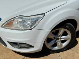 FORD - FOCUS - 2012/2013 - Branca - R$ 46.900,00
