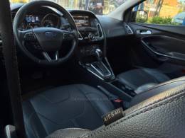 FORD - FOCUS - 2015/2016 - Preta - R$ 64.900,00