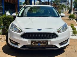FORD - FOCUS - 2017/2018 - Branca - R$ 72.900,00