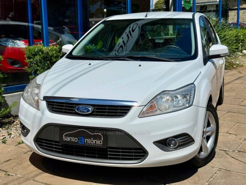 FORD - FOCUS - 2012/2013 - Branca - R$ 46.900,00