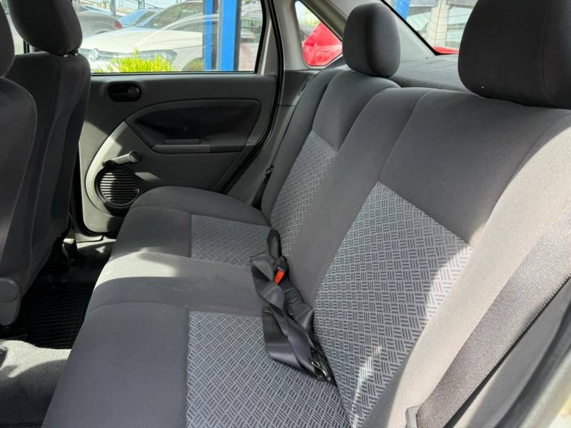 FORD - FIESTA - 2006/2007 - Prata - R$ 24.900,00