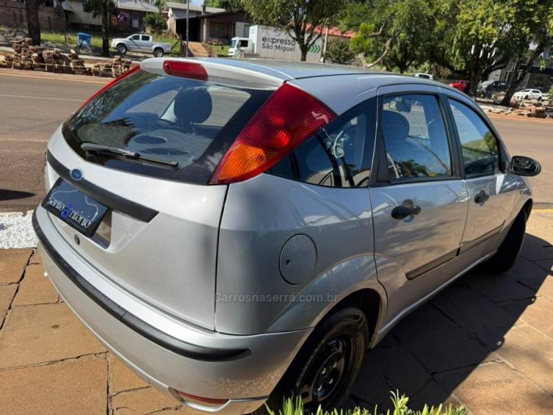 FORD - FOCUS - 2007/2008 - Prata - R$ 23.900,00