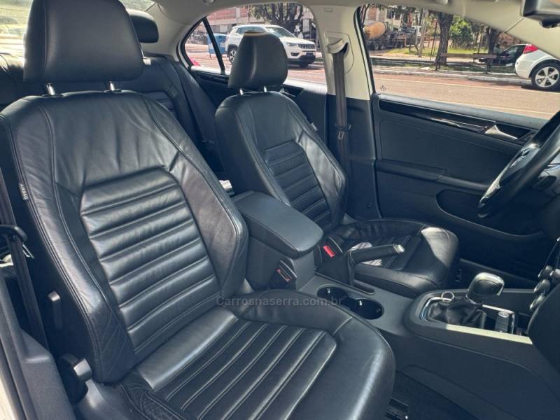 VOLKSWAGEN - JETTA - 2016/2016 - Branca - R$ 99.900,00