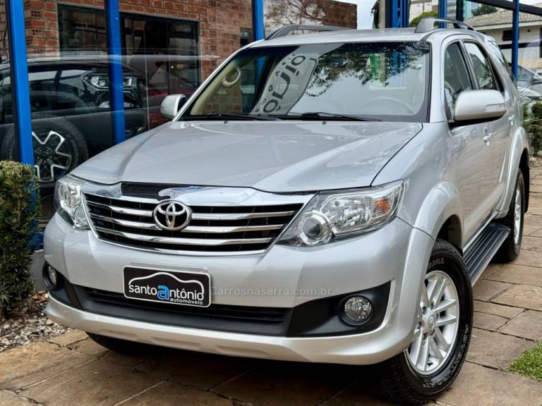 TOYOTA - HILUX SW4 - 2014/2015 - Prata - R$ 117.900,00