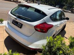 FORD - FOCUS - 2017/2018 - Branca - R$ 72.900,00