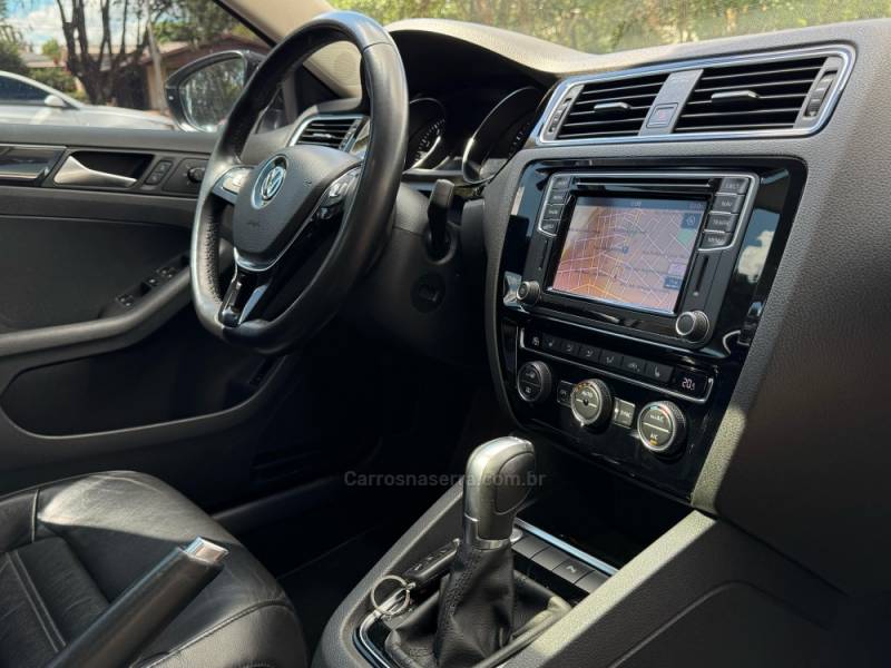 VOLKSWAGEN - JETTA - 2016/2016 - Branca - R$ 99.900,00